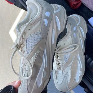 tan yeezy boost sneakers worn a bit but in good condition size 7